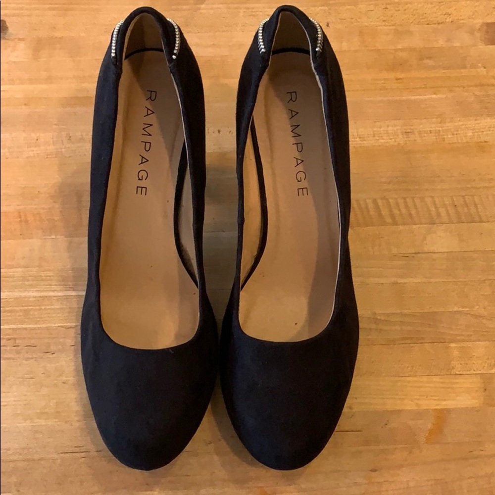 Black closed toed pumps 9.5